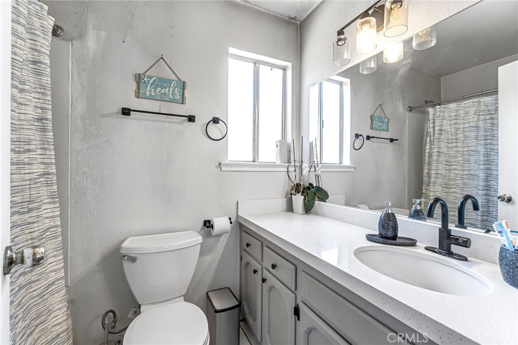 4883 E Geary St, Fresno, CA 93725