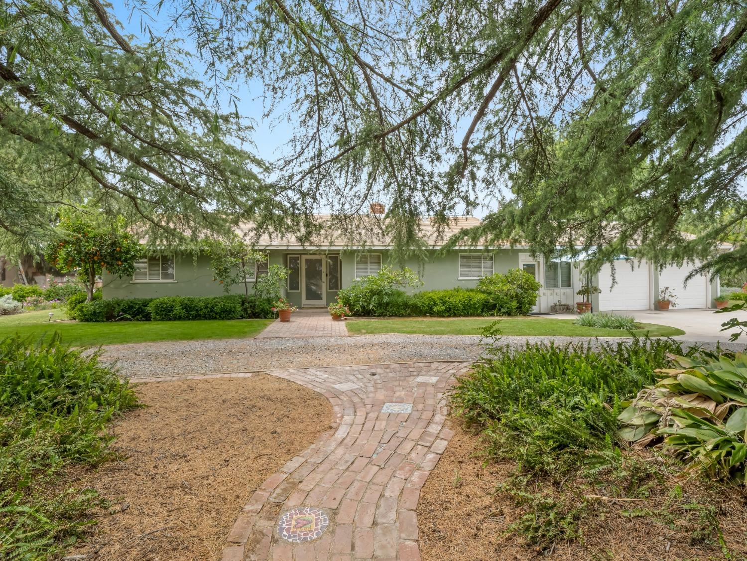 6043 N Forkner Ave, Fresno, CA 93711