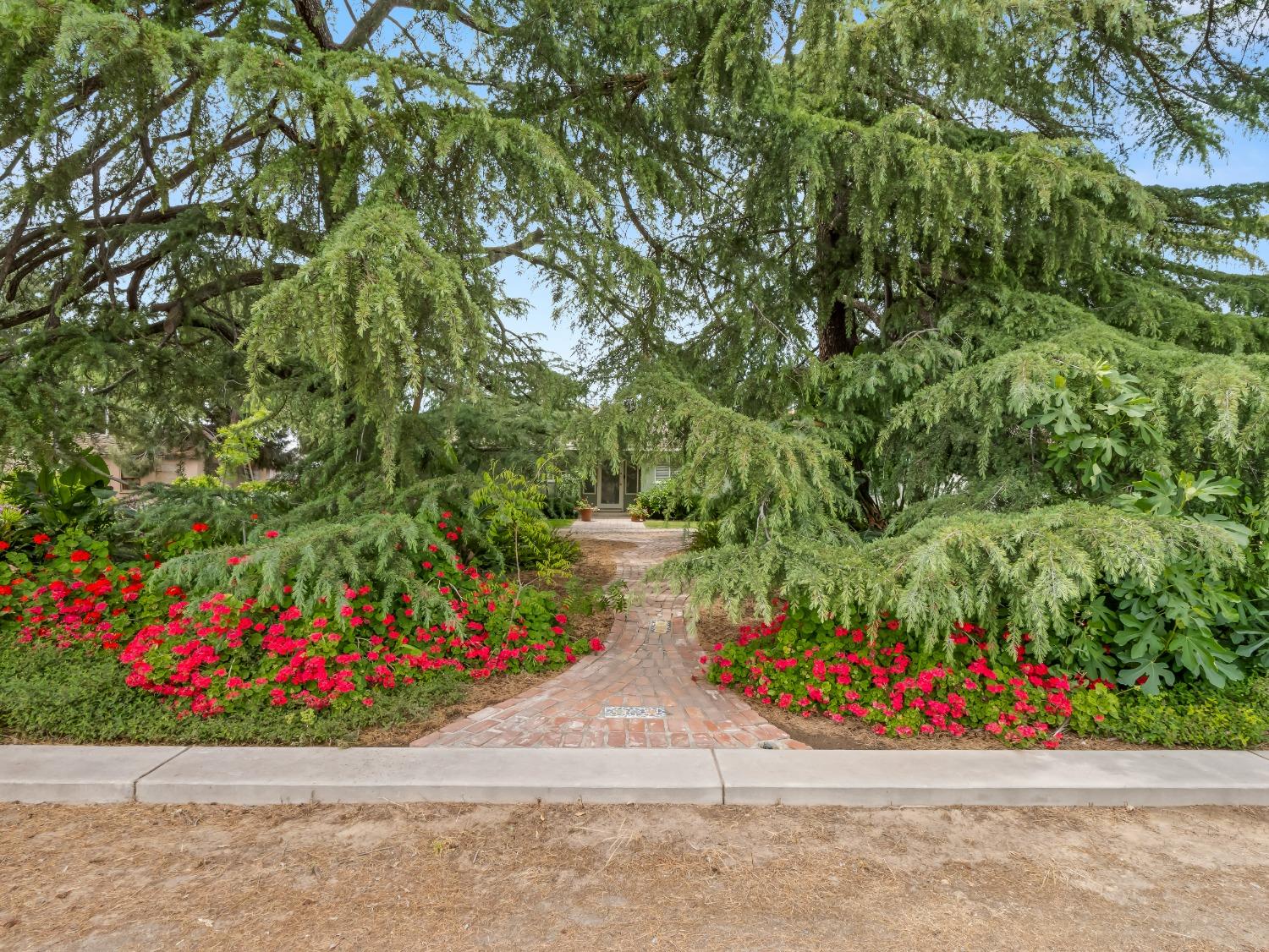 6043 N Forkner Ave, Fresno, CA 93711