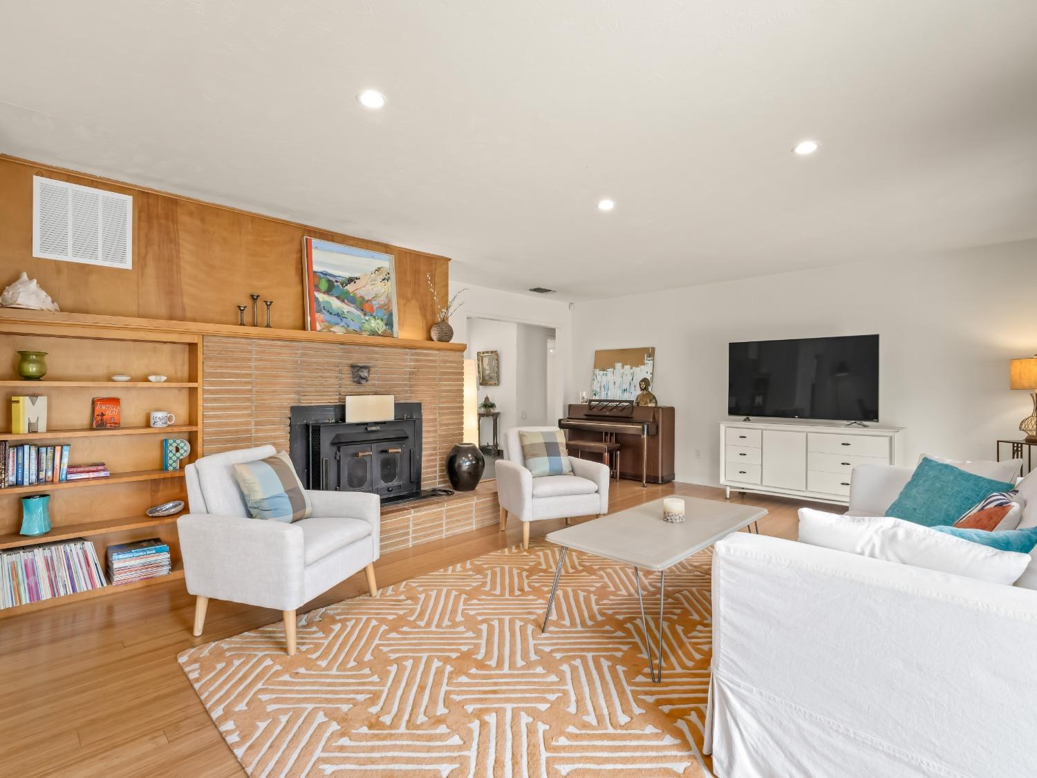 6043 N Forkner Ave, Fresno, CA 93711