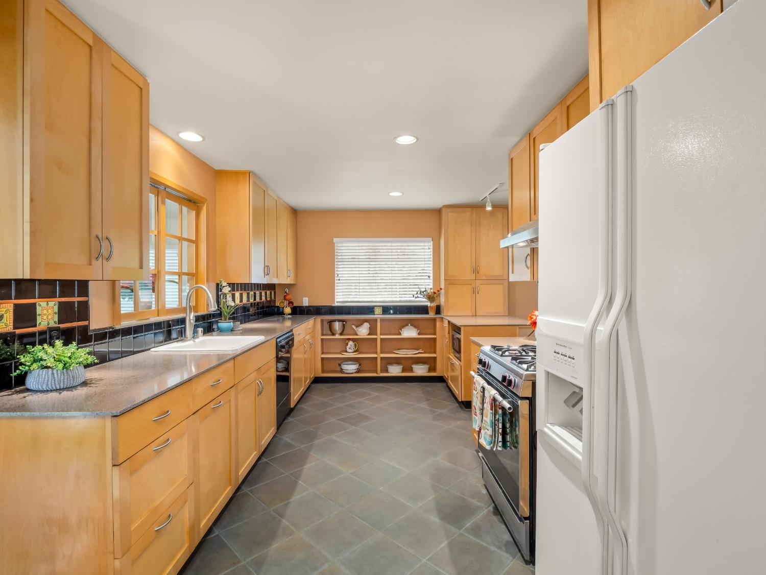 6043 N Forkner Ave, Fresno, CA 93711