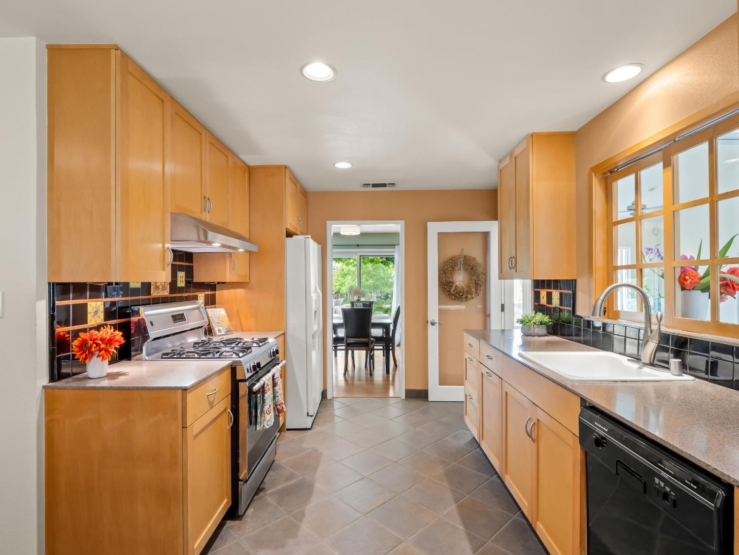 6043 N Forkner Ave, Fresno, CA 93711