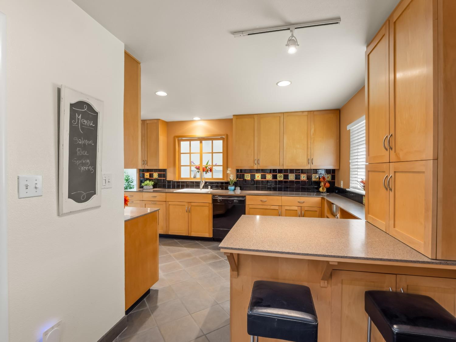 6043 N Forkner Ave, Fresno, CA 93711