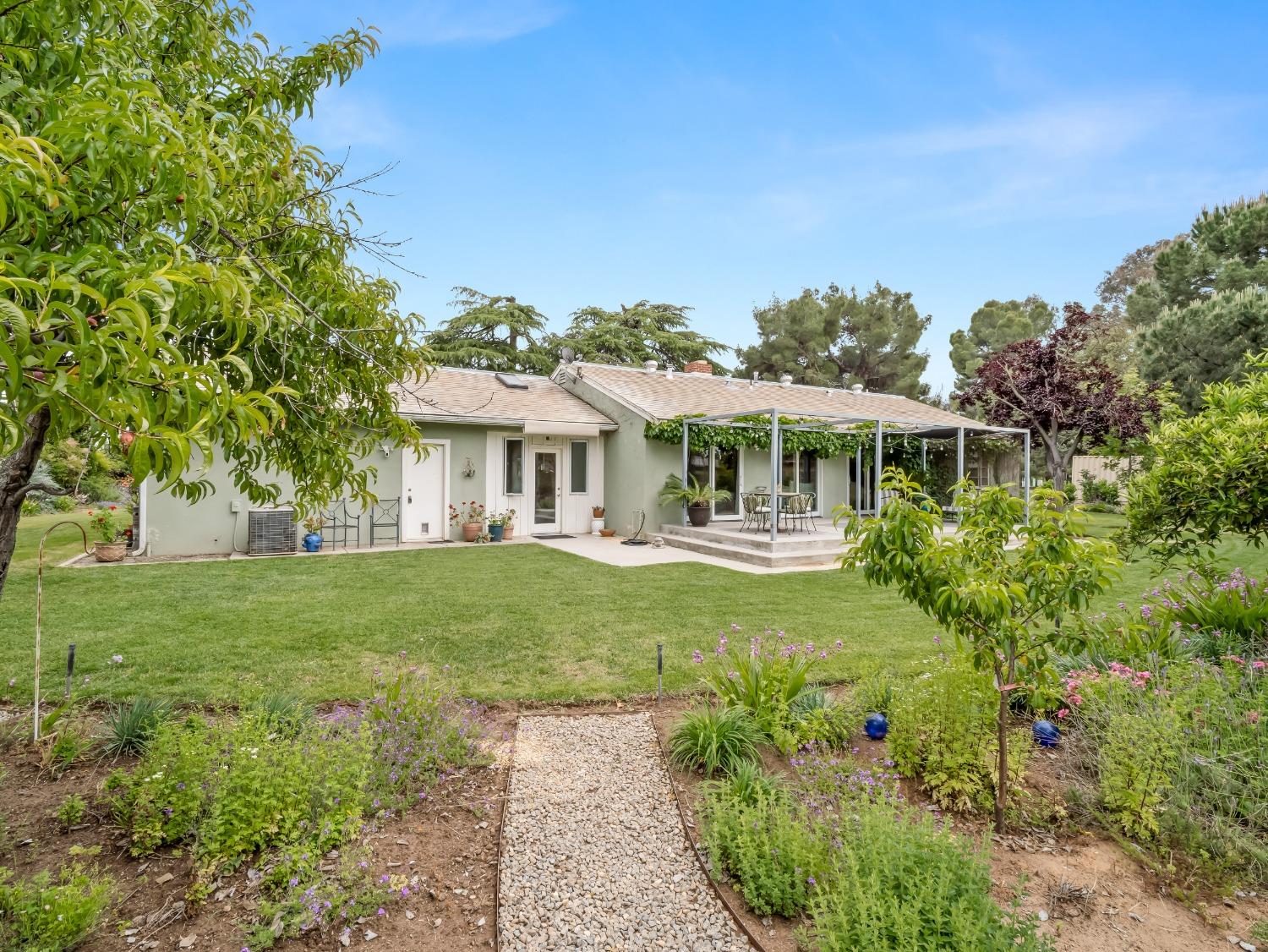 6043 N Forkner Ave, Fresno, CA 93711