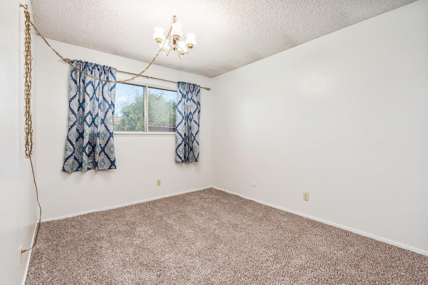 4484 N Woodson Ave, Fresno, CA 93705