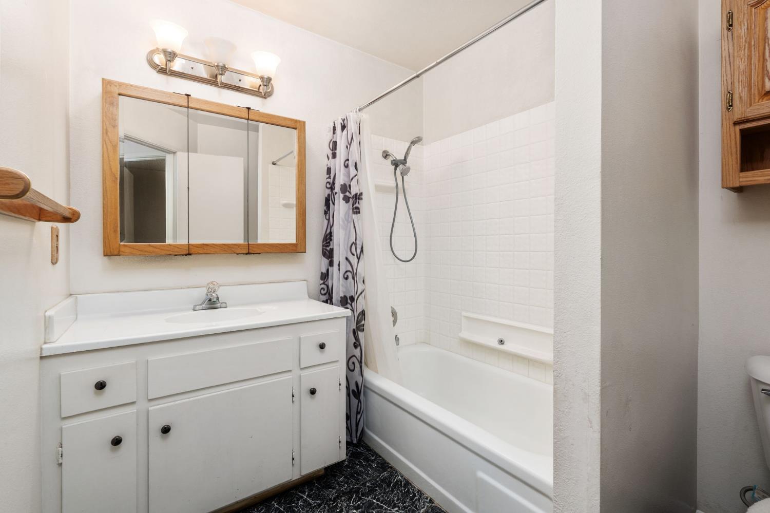 4484 N Woodson Ave, Fresno, CA 93705