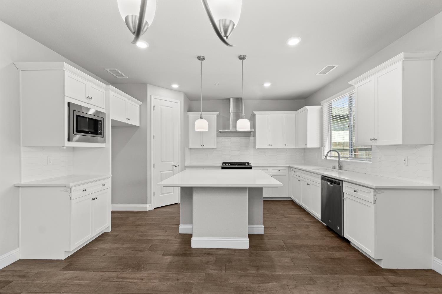 1396 E Via Prato Dr, Fresno, CA 93730