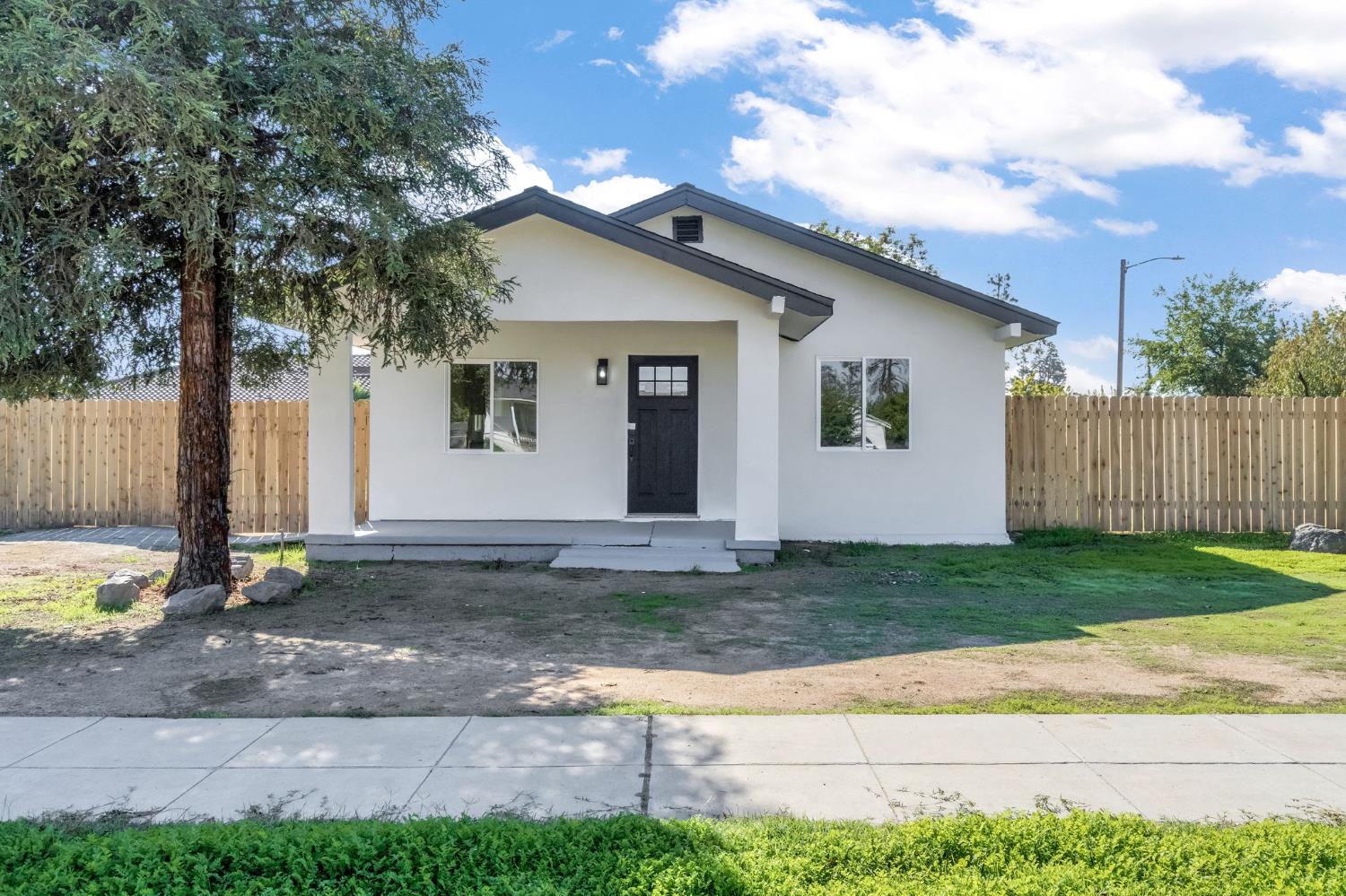 2443 W Floradora Ave, Fresno, CA 93728