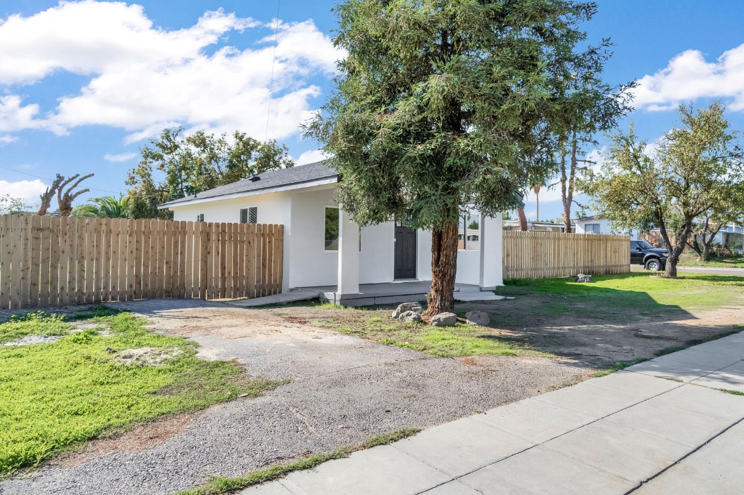 2443 W Floradora Ave, Fresno, CA 93728