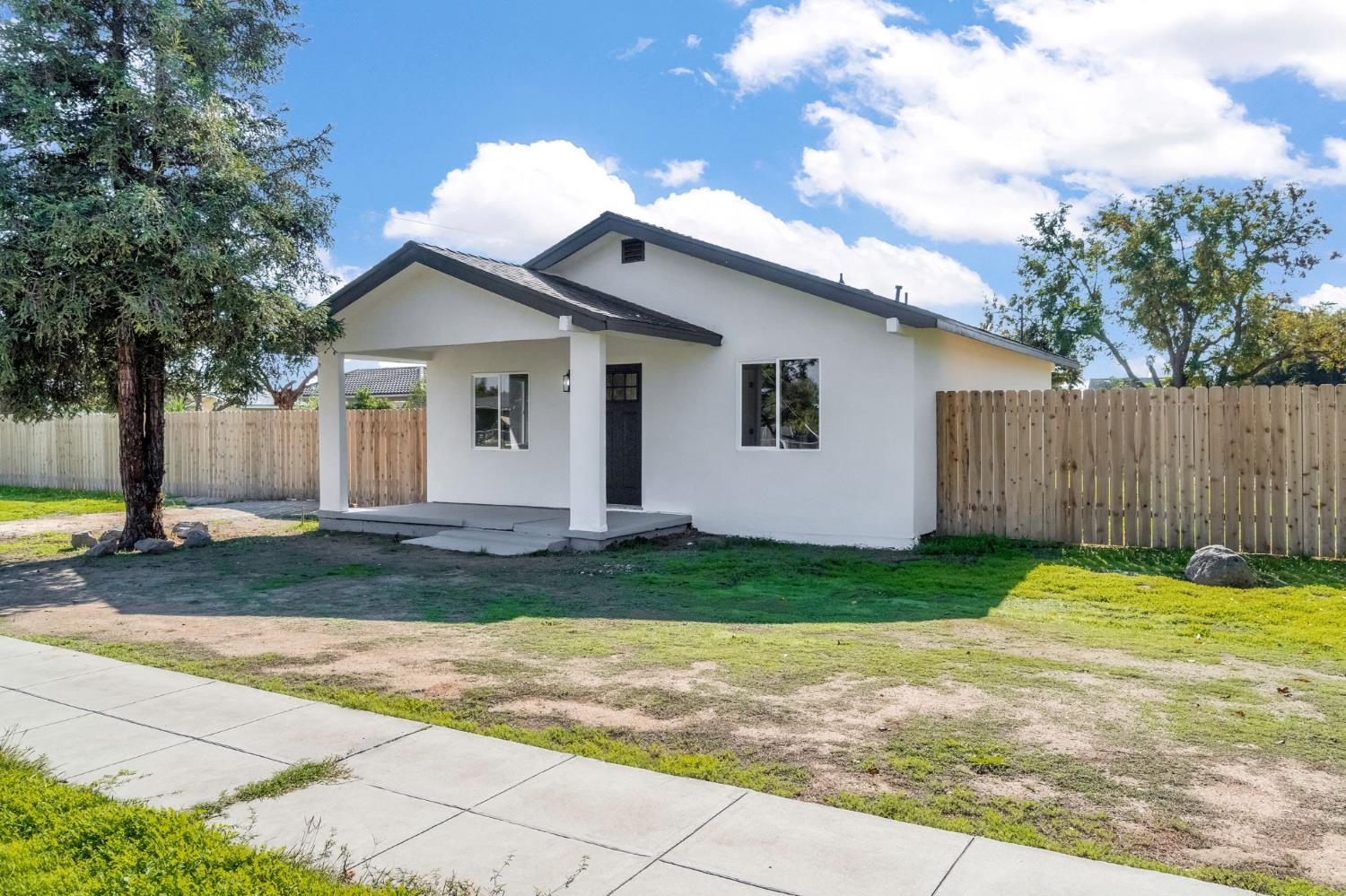 2443 W Floradora Ave, Fresno, CA 93728