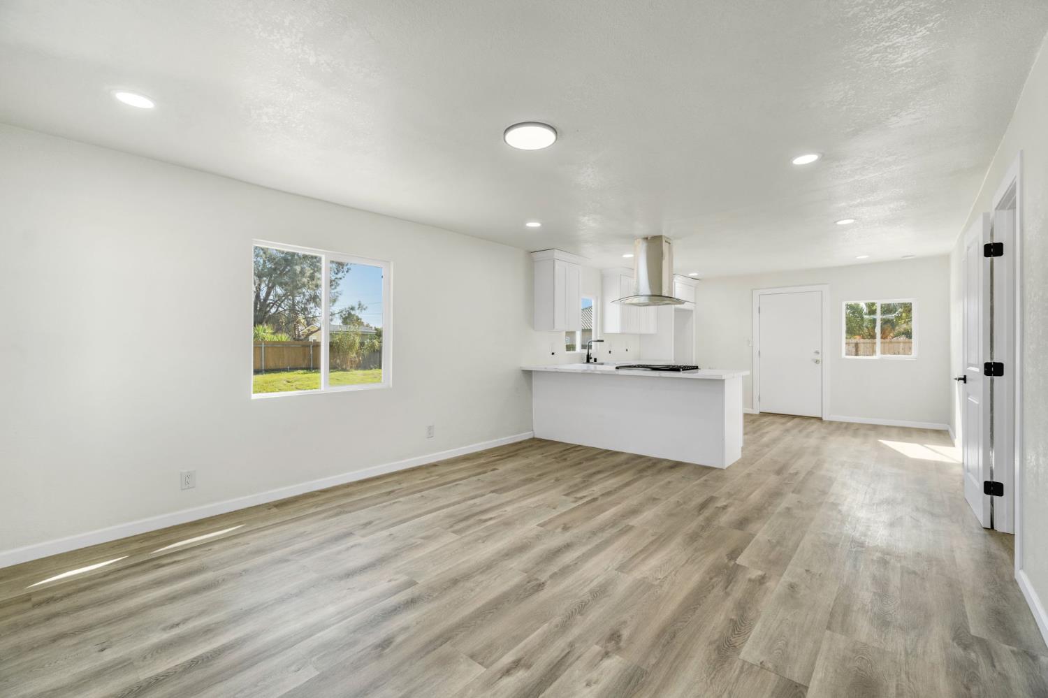 2443 W Floradora Ave, Fresno, CA 93728