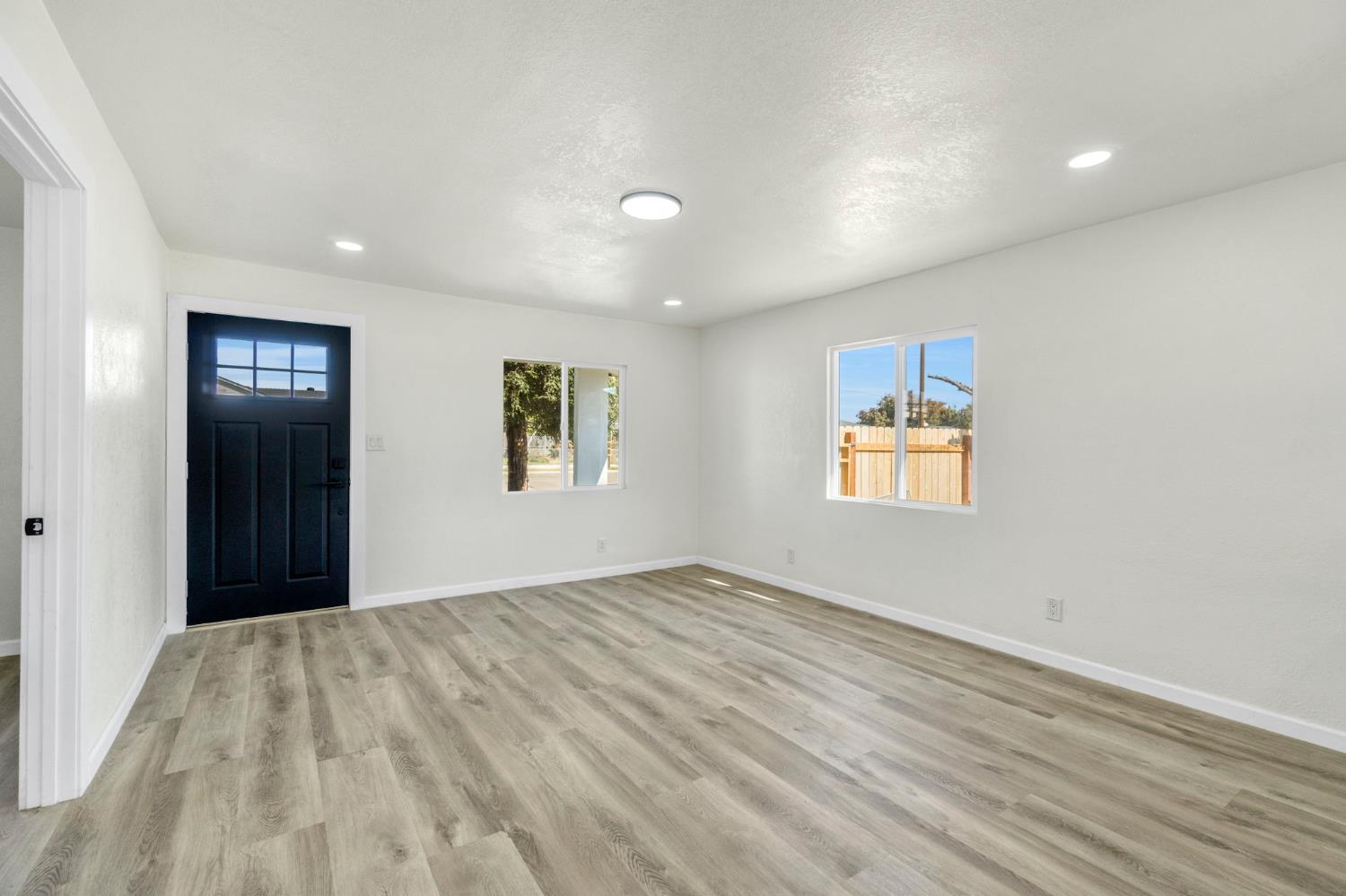 2443 W Floradora Ave, Fresno, CA 93728