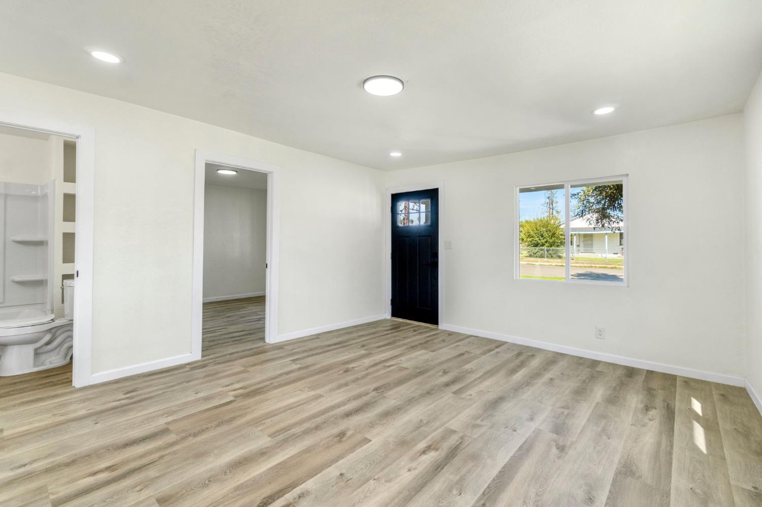 2443 W Floradora Ave, Fresno, CA 93728