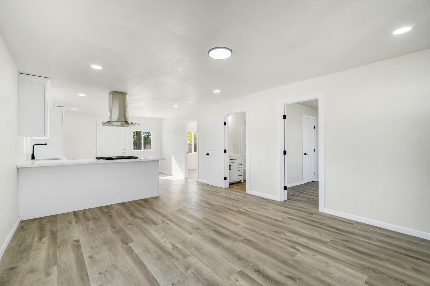 2443 W Floradora Ave, Fresno, CA 93728