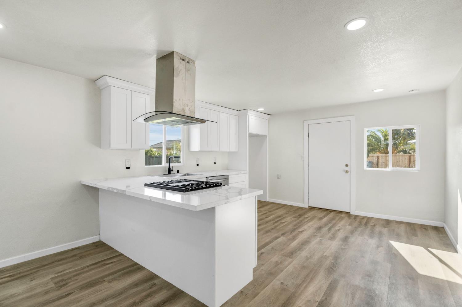 2443 W Floradora Ave, Fresno, CA 93728