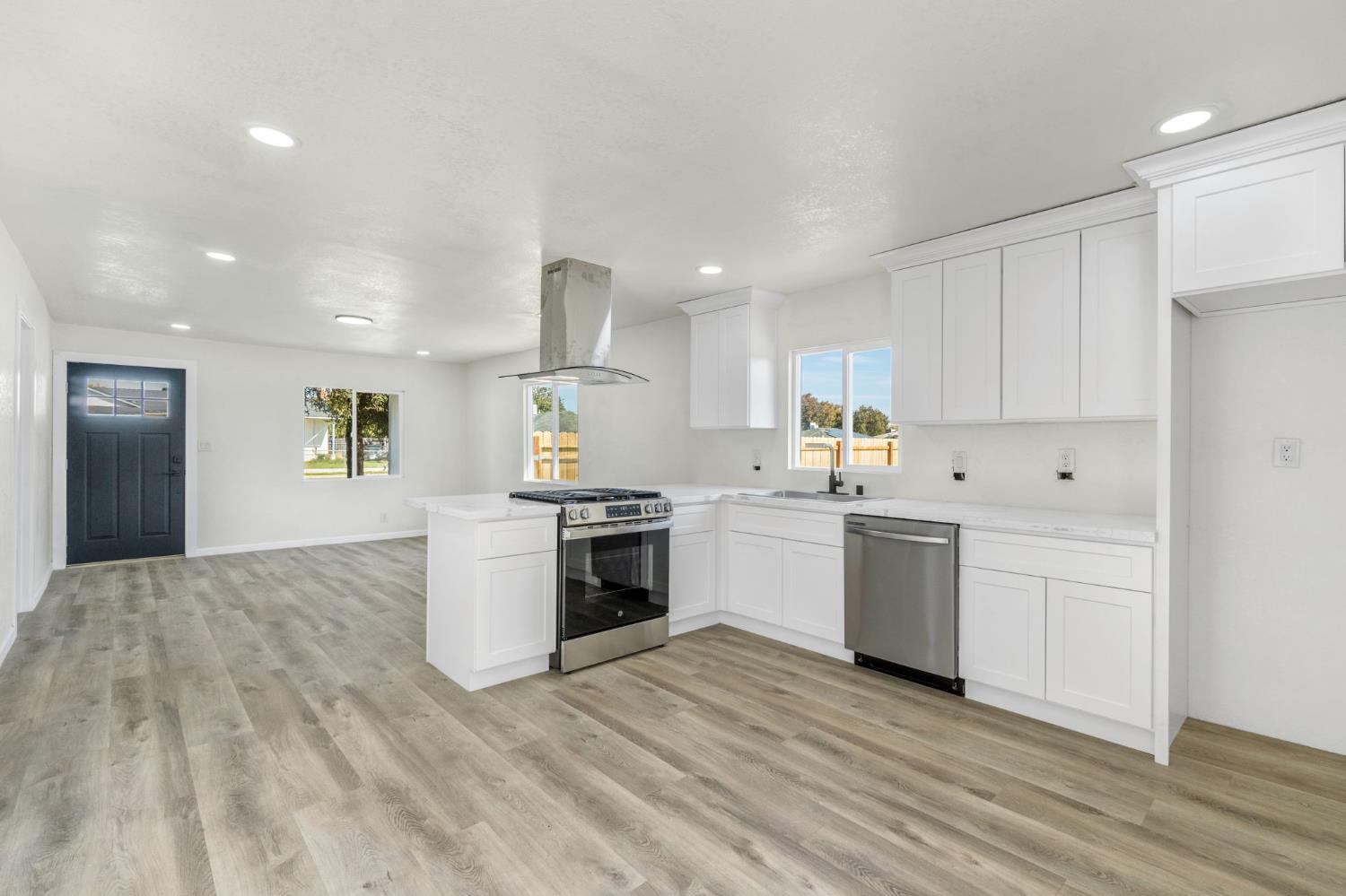 2443 W Floradora Ave, Fresno, CA 93728