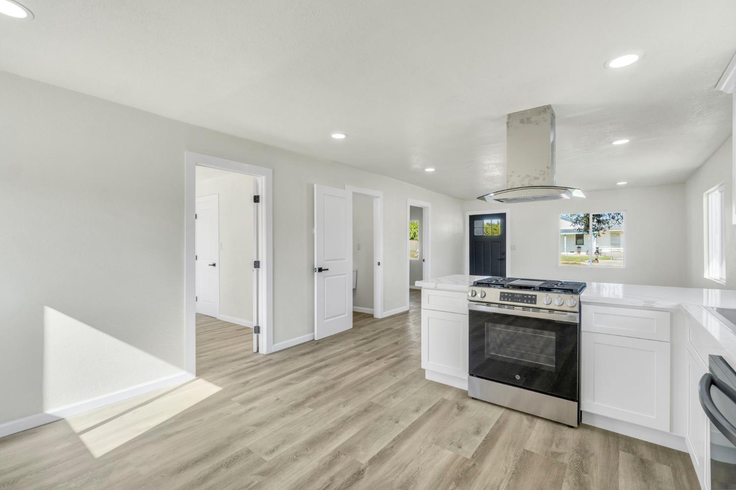 2443 W Floradora Ave, Fresno, CA 93728