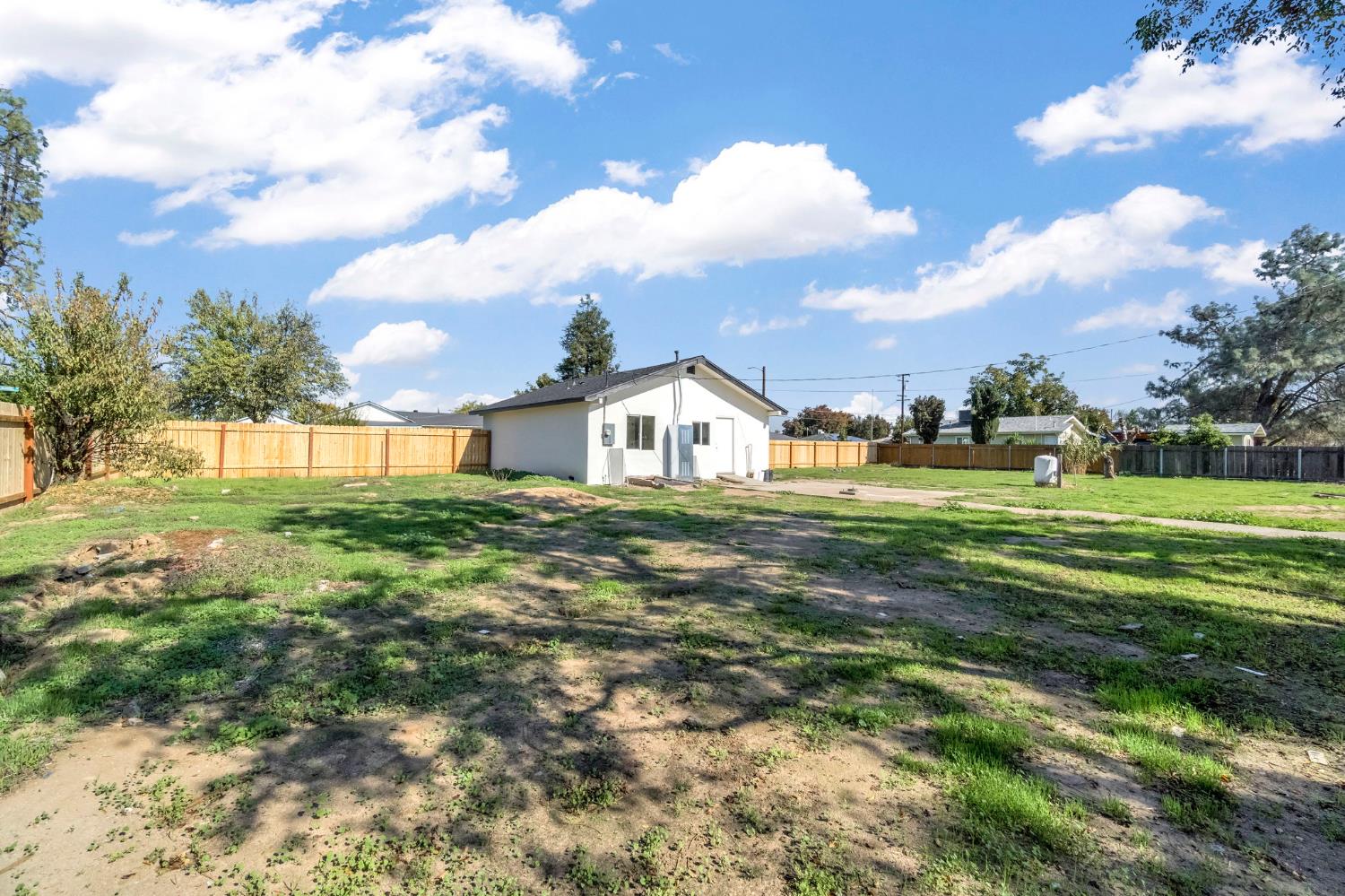 2443 W Floradora Ave, Fresno, CA 93728