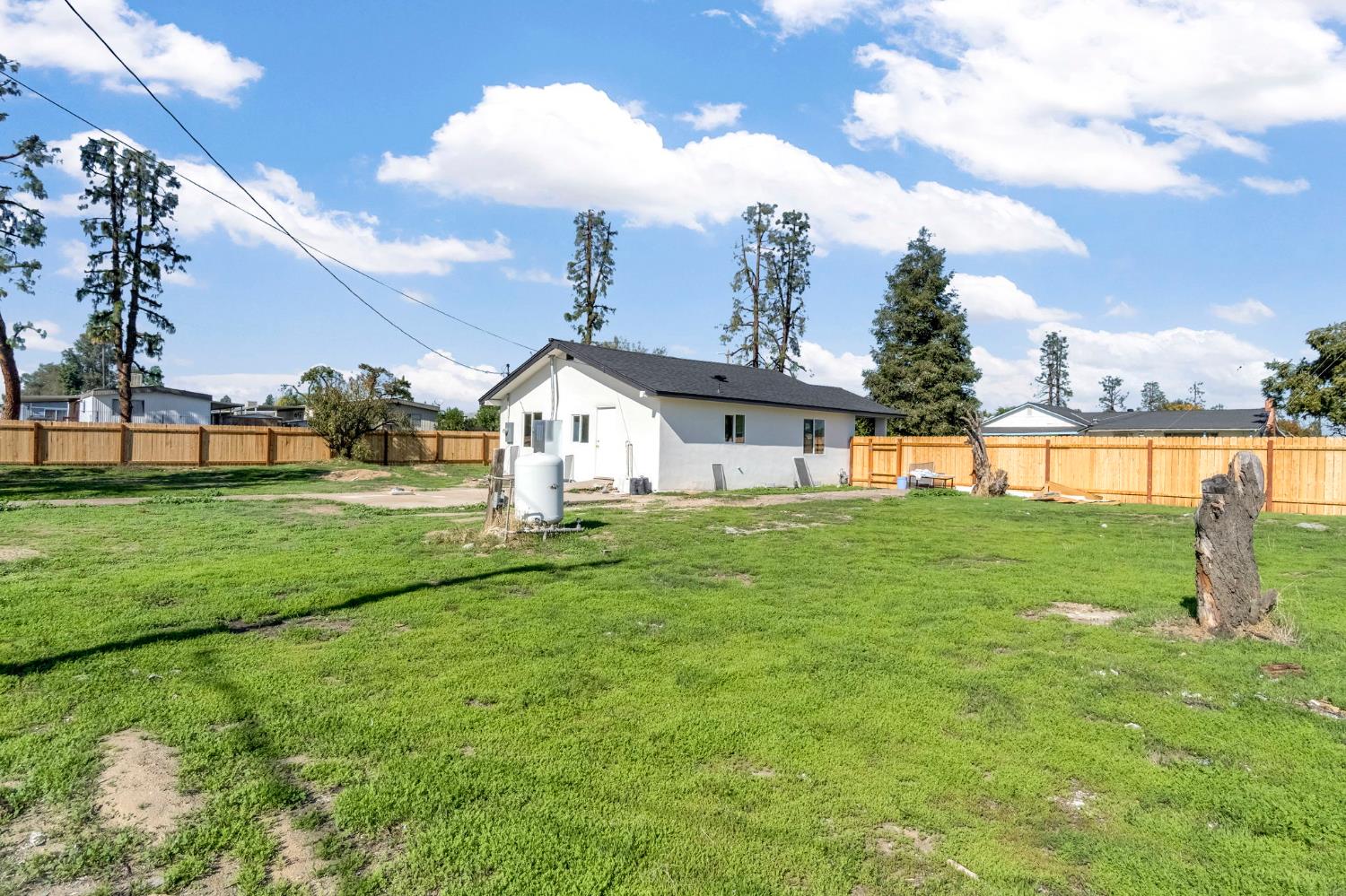 2443 W Floradora Ave, Fresno, CA 93728