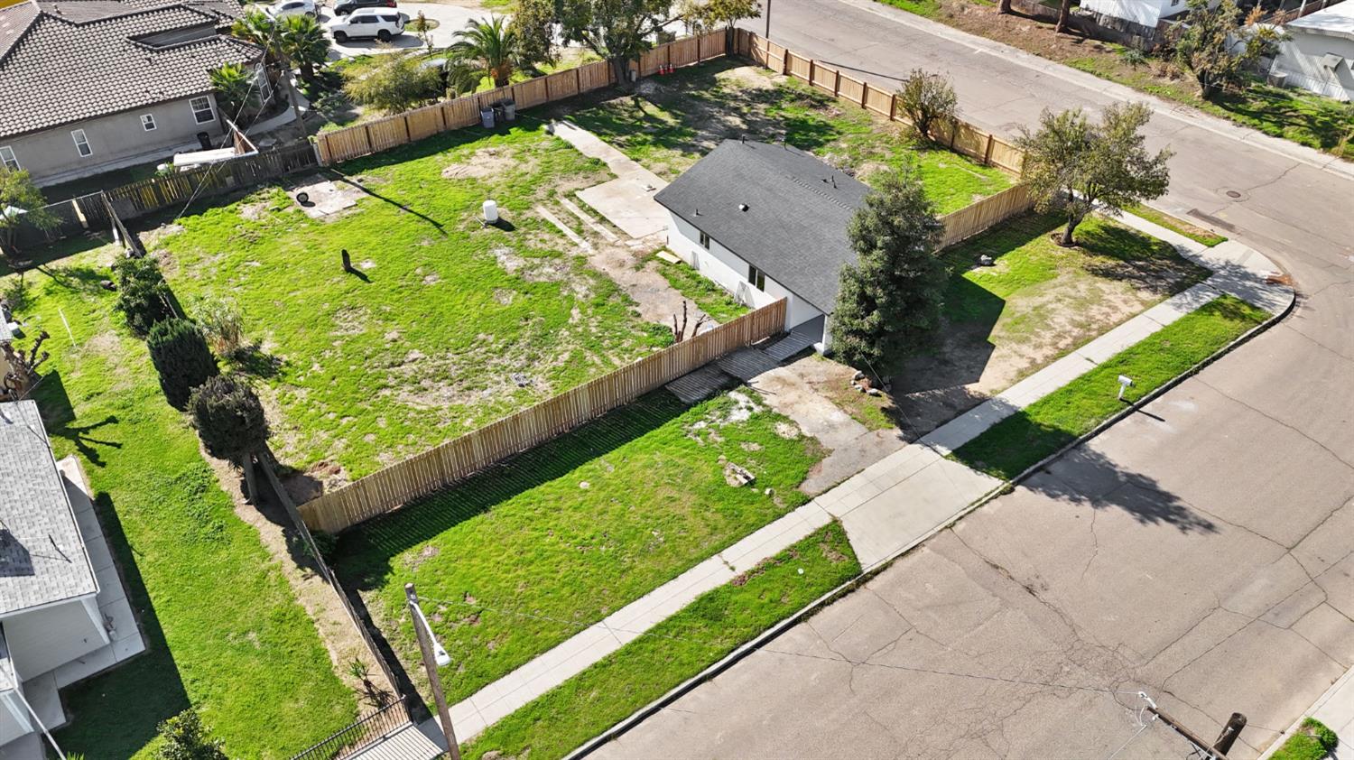2443 W Floradora Ave, Fresno, CA 93728