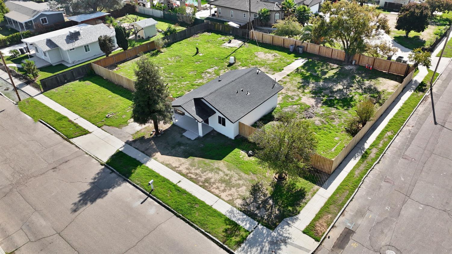 2443 W Floradora Ave, Fresno, CA 93728