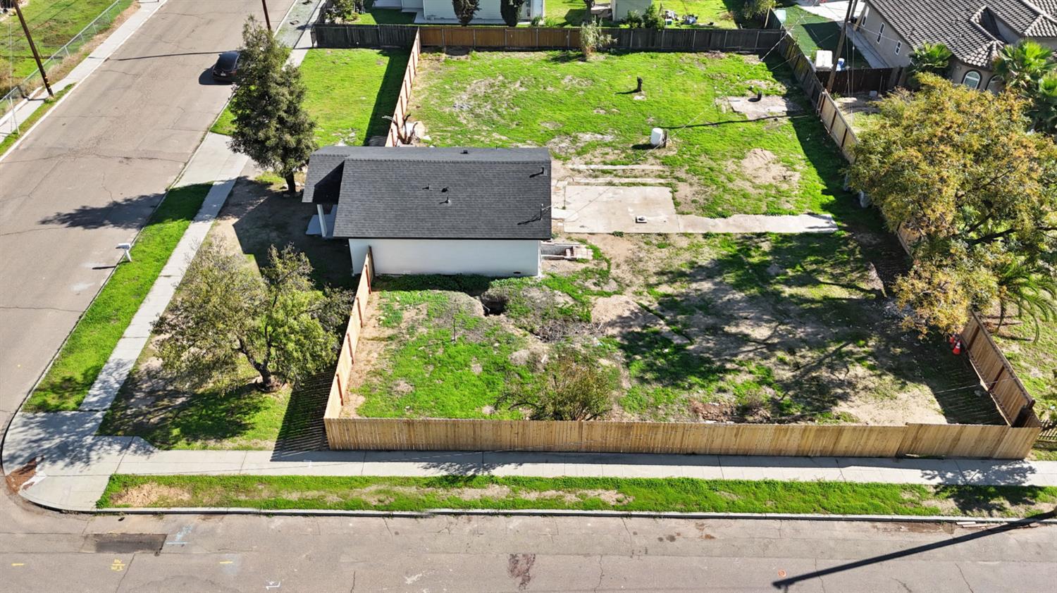 2443 W Floradora Ave, Fresno, CA 93728