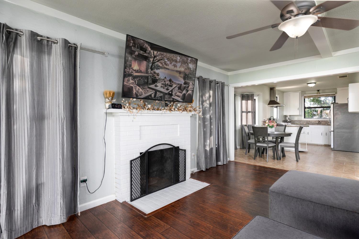 1879 Mayfair Dr E, Fresno, CA 93703