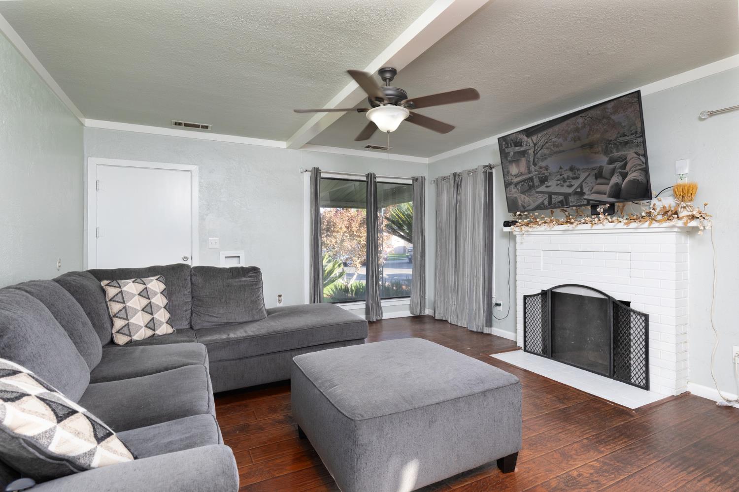 1879 Mayfair Dr E, Fresno, CA 93703