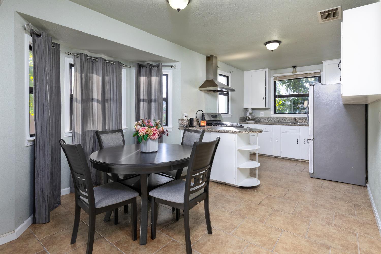 1879 Mayfair Dr E, Fresno, CA 93703