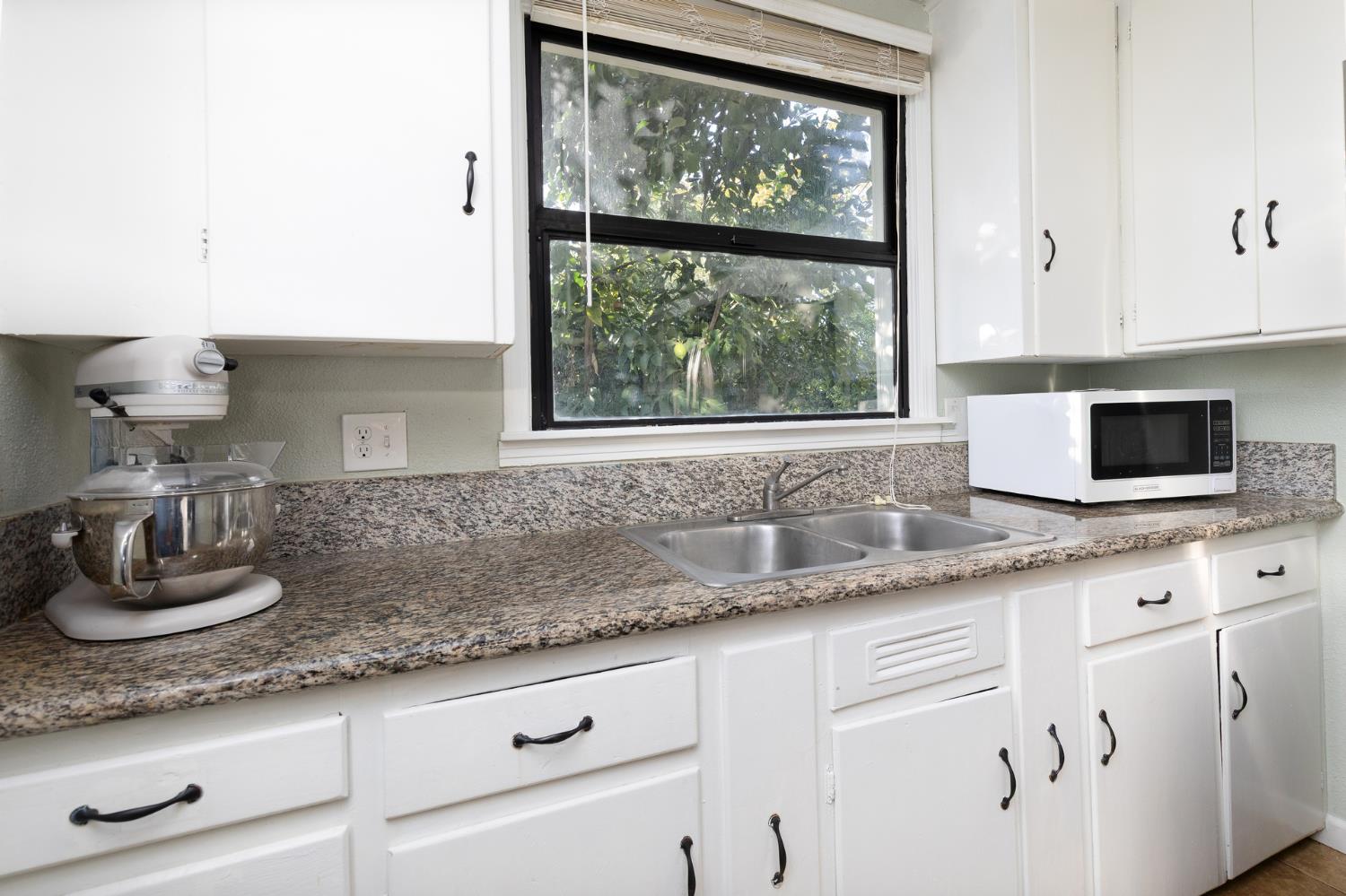 1879 Mayfair Dr E, Fresno, CA 93703