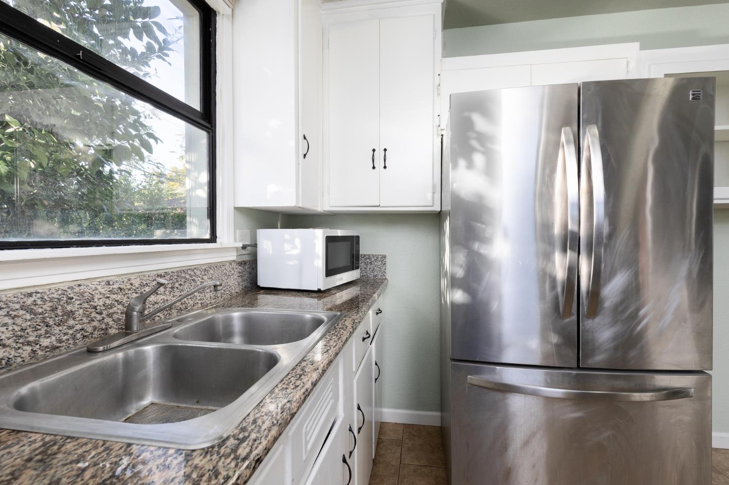 1879 Mayfair Dr E, Fresno, CA 93703