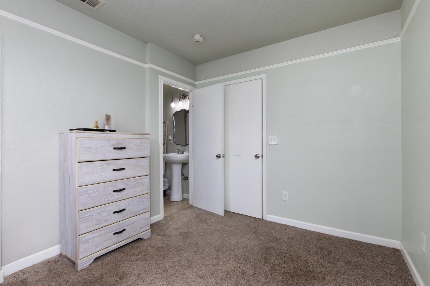 1879 Mayfair Dr E, Fresno, CA 93703