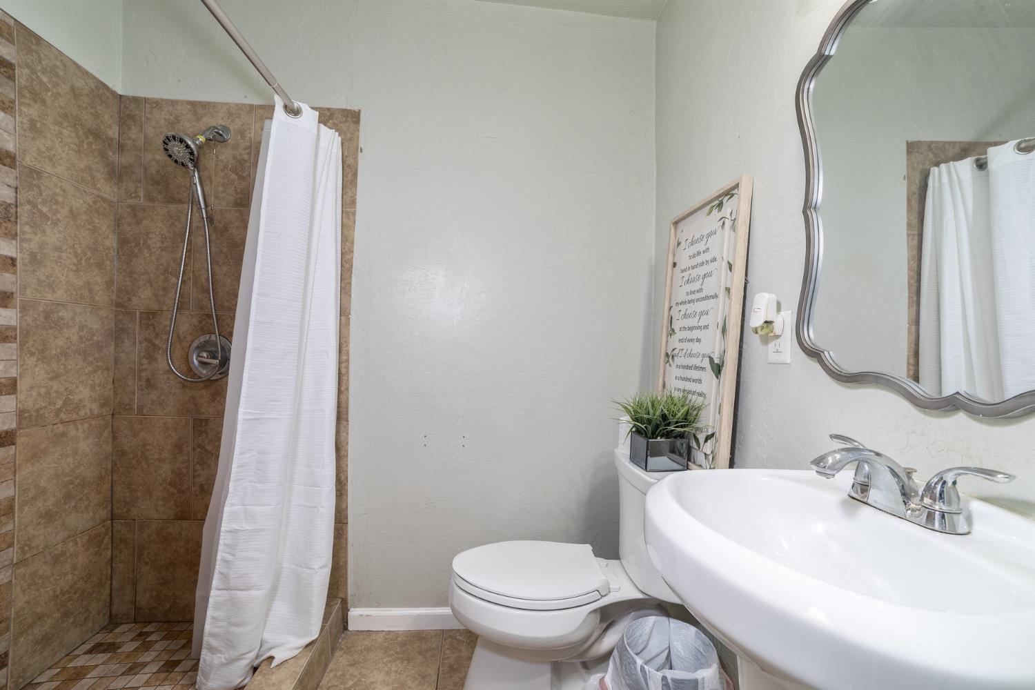 1879 Mayfair Dr E, Fresno, CA 93703