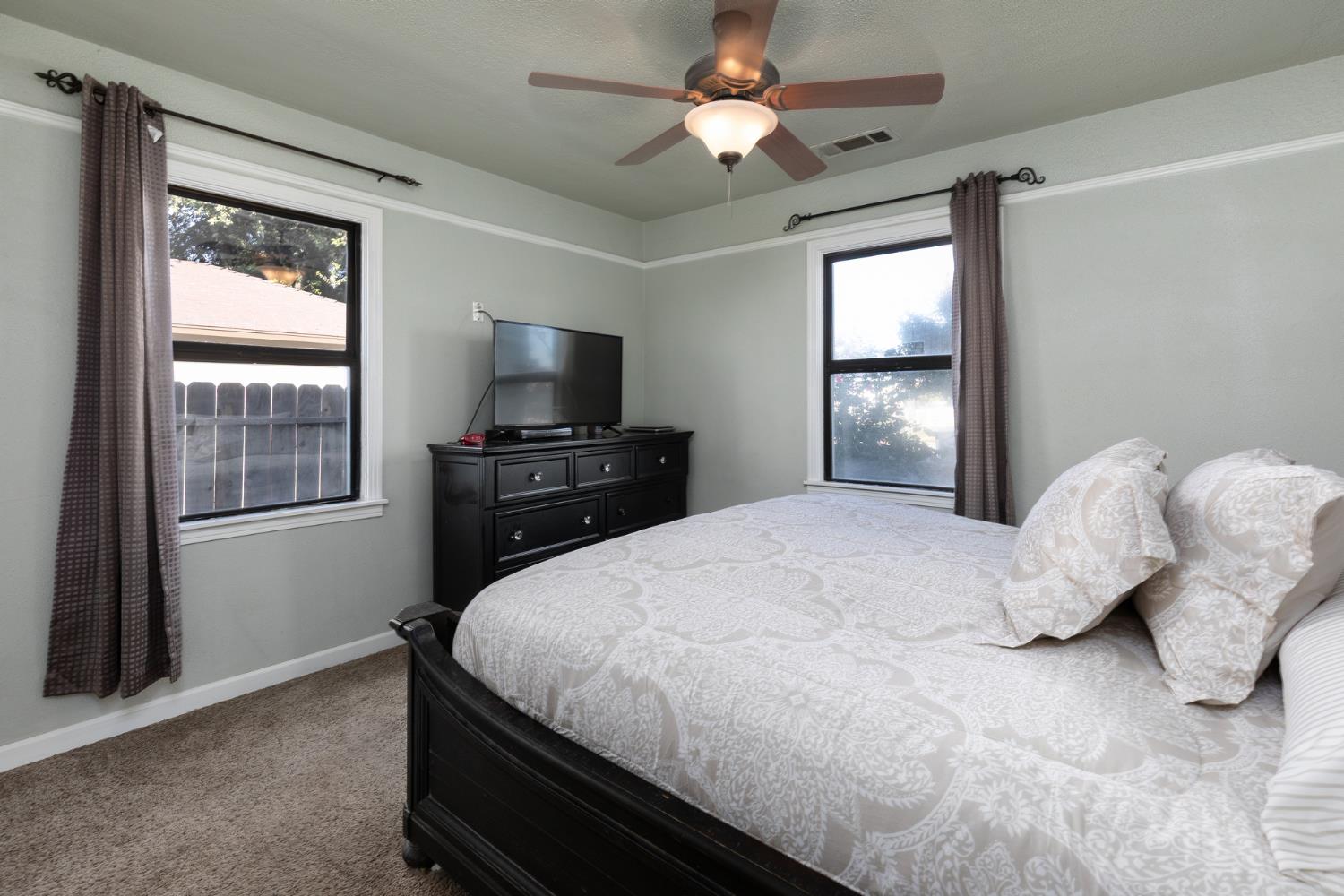 1879 Mayfair Dr E, Fresno, CA 93703