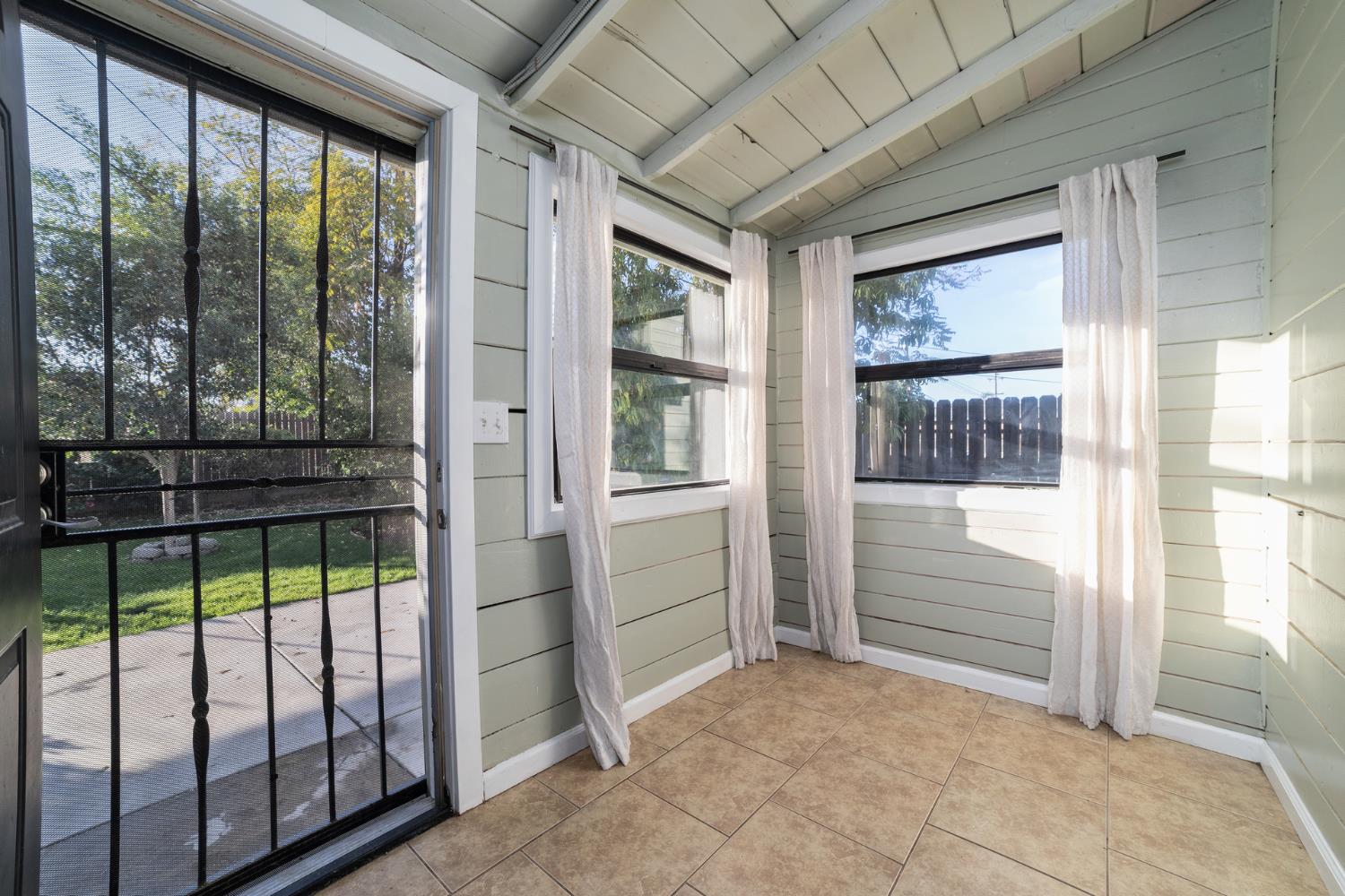 1879 Mayfair Dr E, Fresno, CA 93703