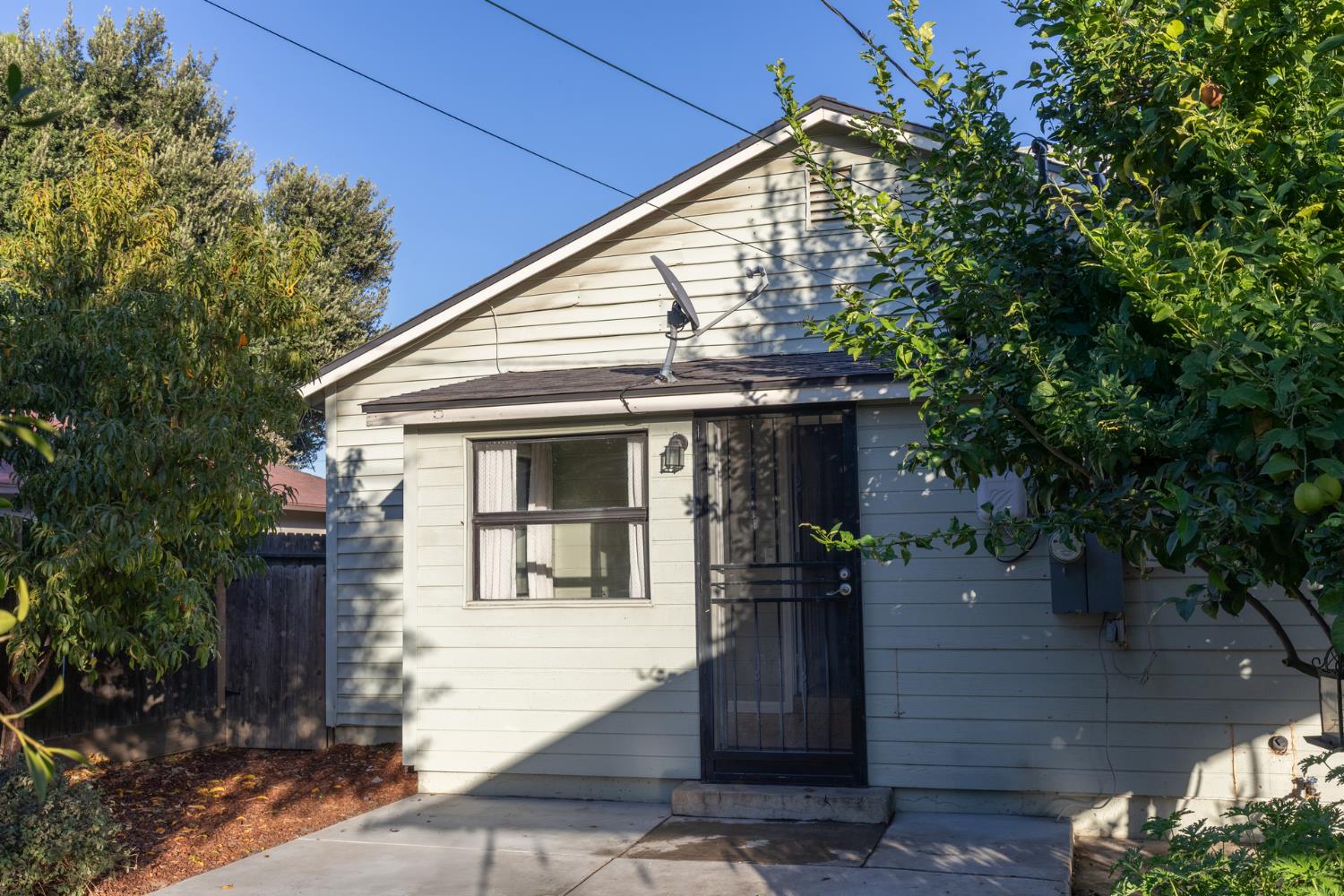 1879 Mayfair Dr E, Fresno, CA 93703