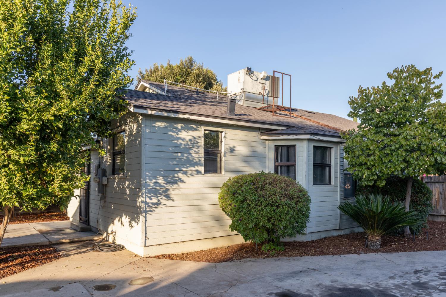 1879 Mayfair Dr E, Fresno, CA 93703