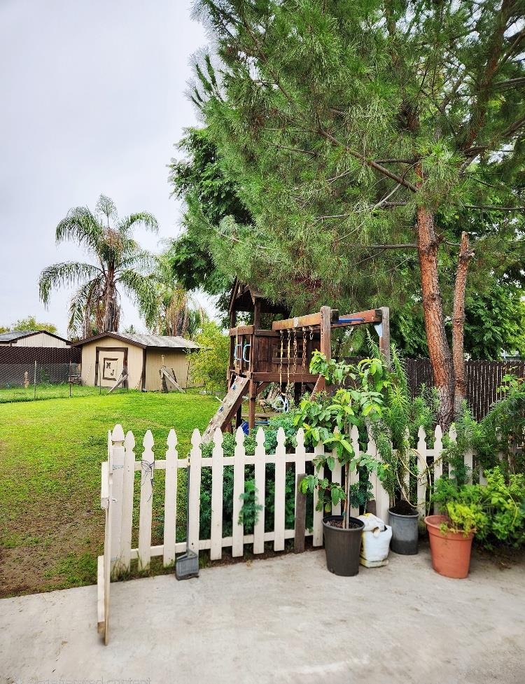 4902 E Eugenia Ave, Fresno, CA 93725