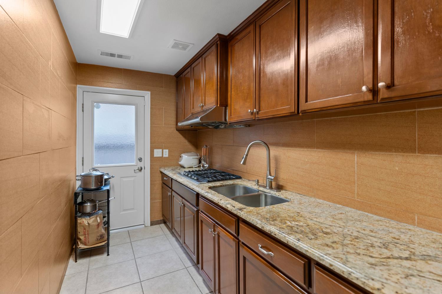 2878 E Omaha Ave, Fresno, CA 93720