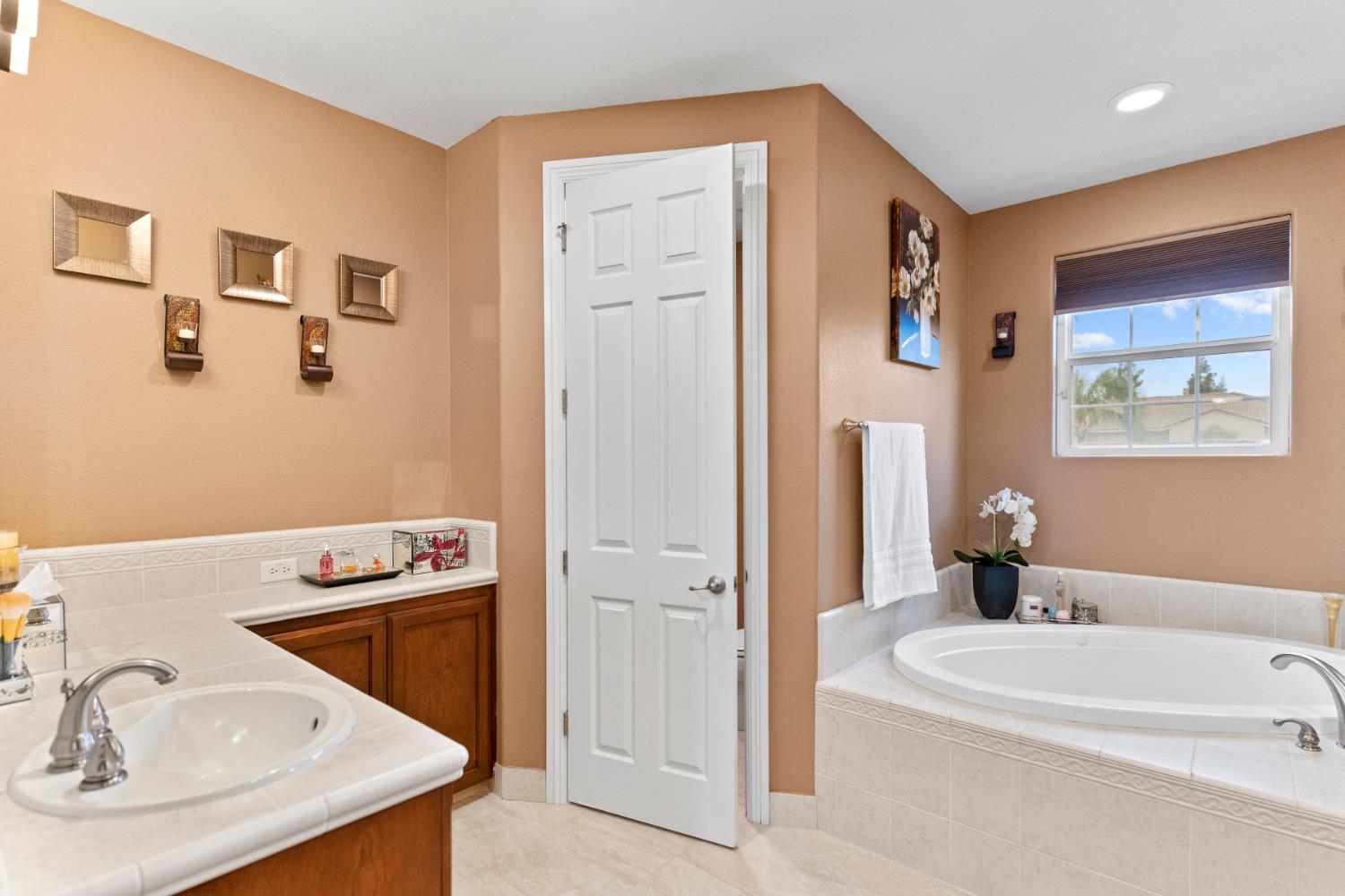 2878 E Omaha Ave, Fresno, CA 93720