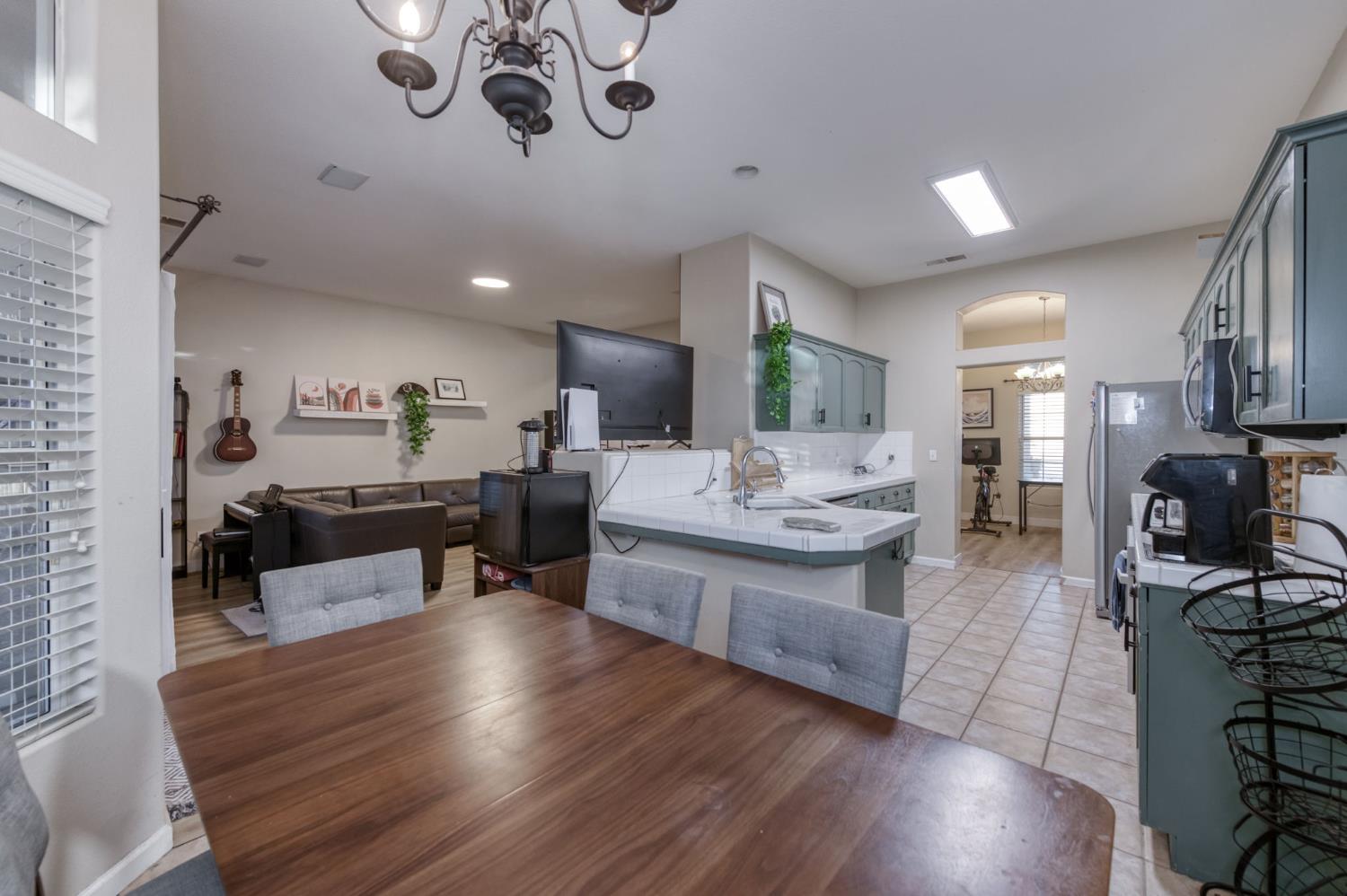 7839 N Carnegie Ave, Fresno, CA 93722