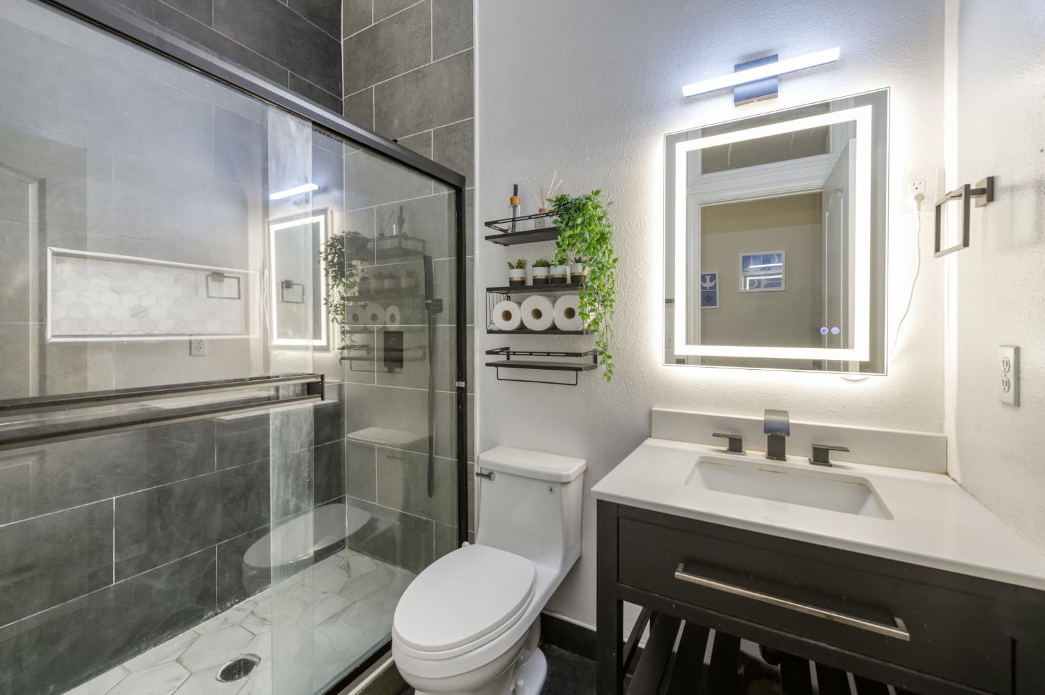 7839 N Carnegie Ave, Fresno, CA 93722