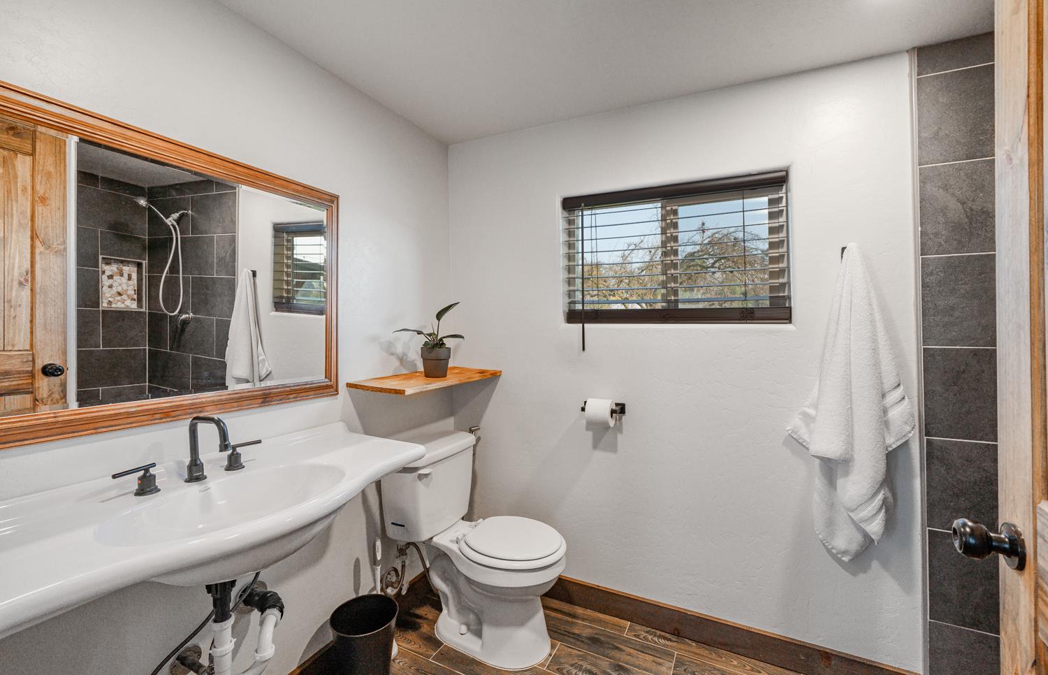 3587 W Madison Ave, Fresno, CA 93706