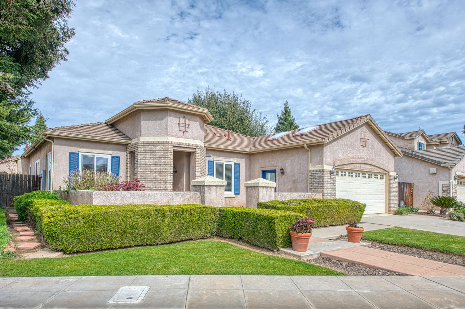 2404 E Pryor Dr, Fresno, CA 93720