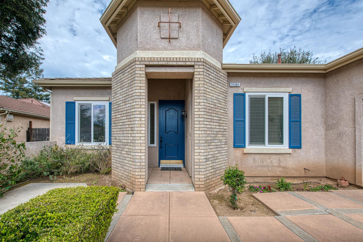 2404 E Pryor Dr, Fresno, CA 93720