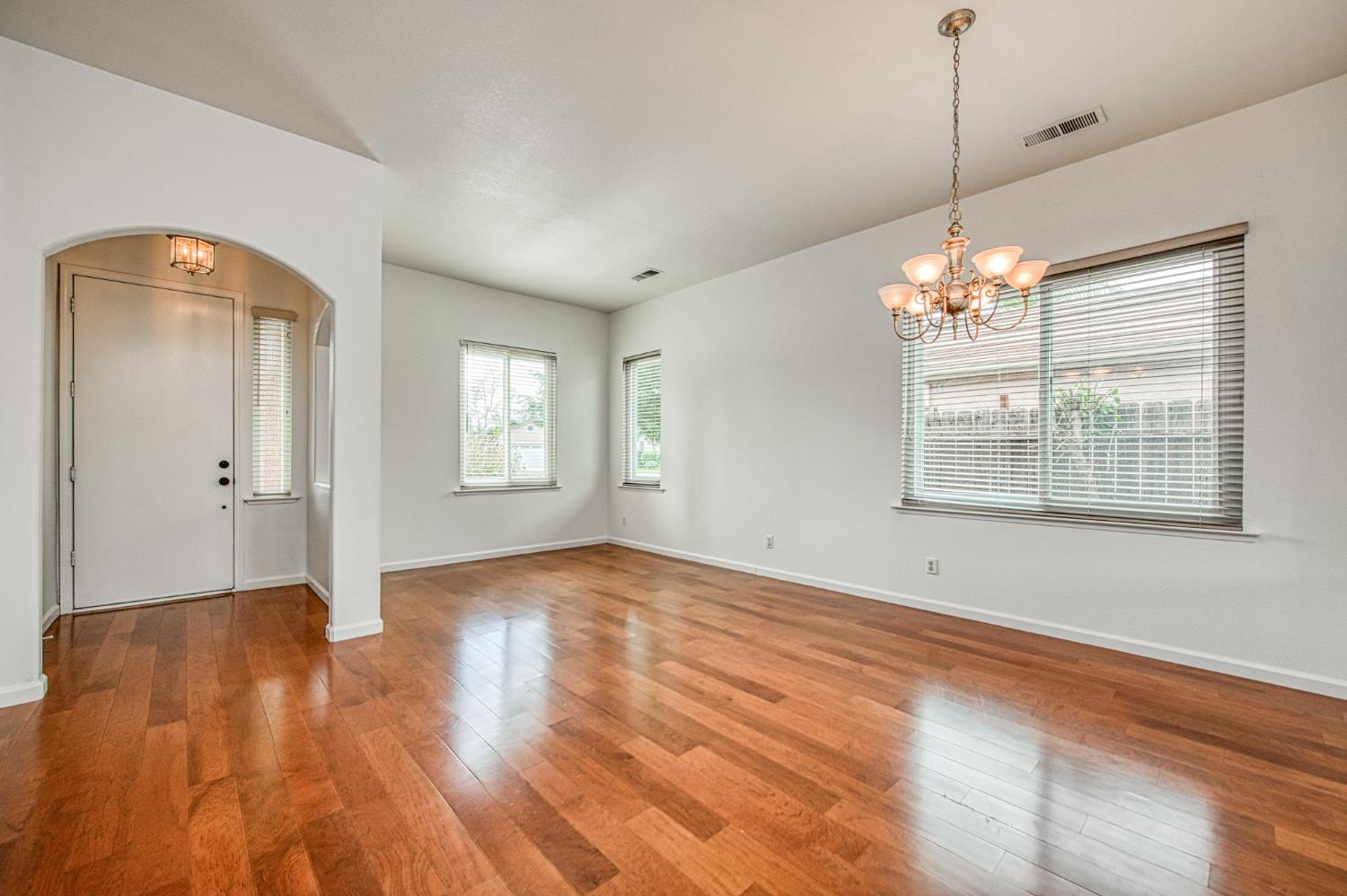 2404 E Pryor Dr, Fresno, CA 93720