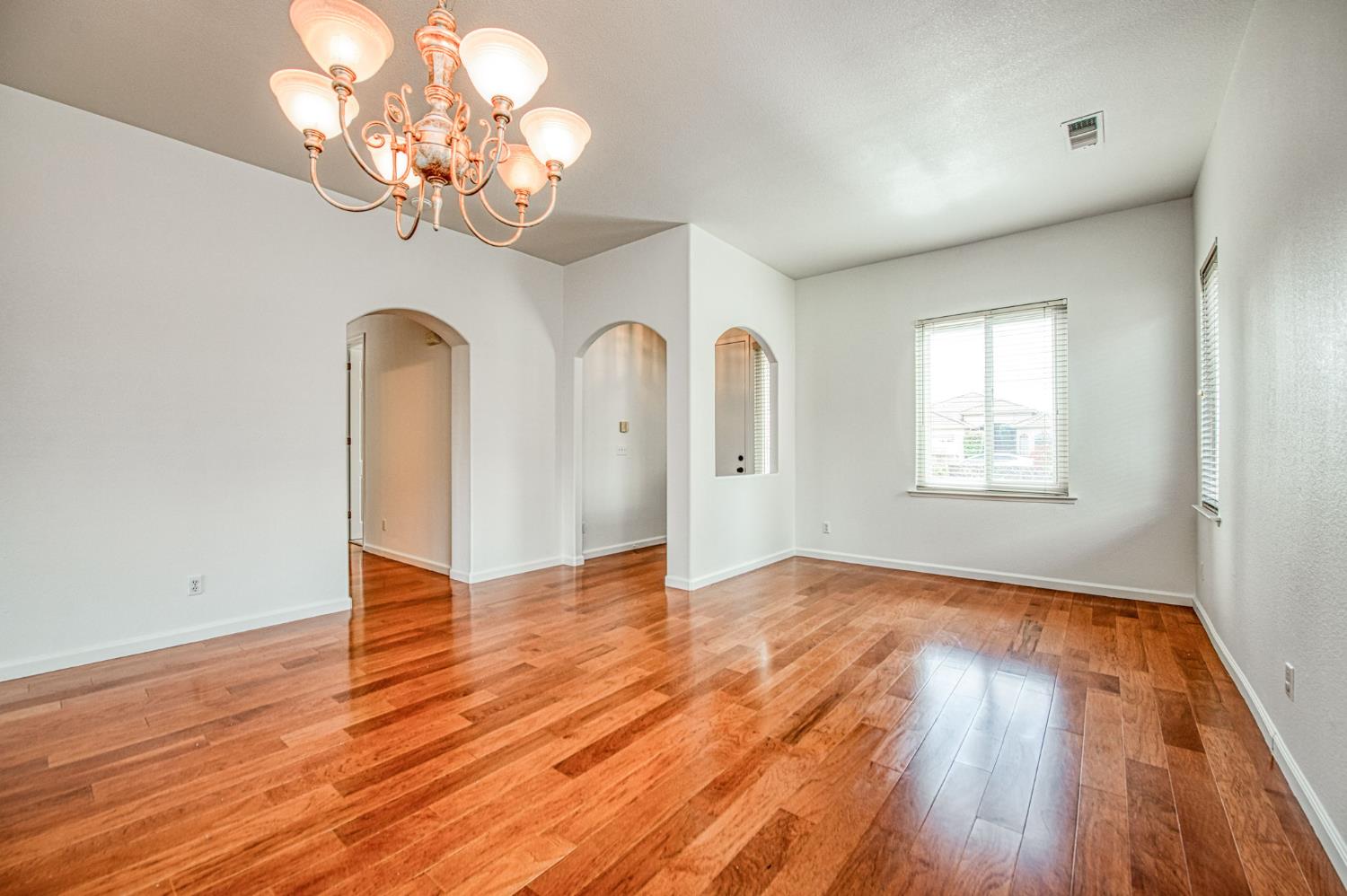 2404 E Pryor Dr, Fresno, CA 93720