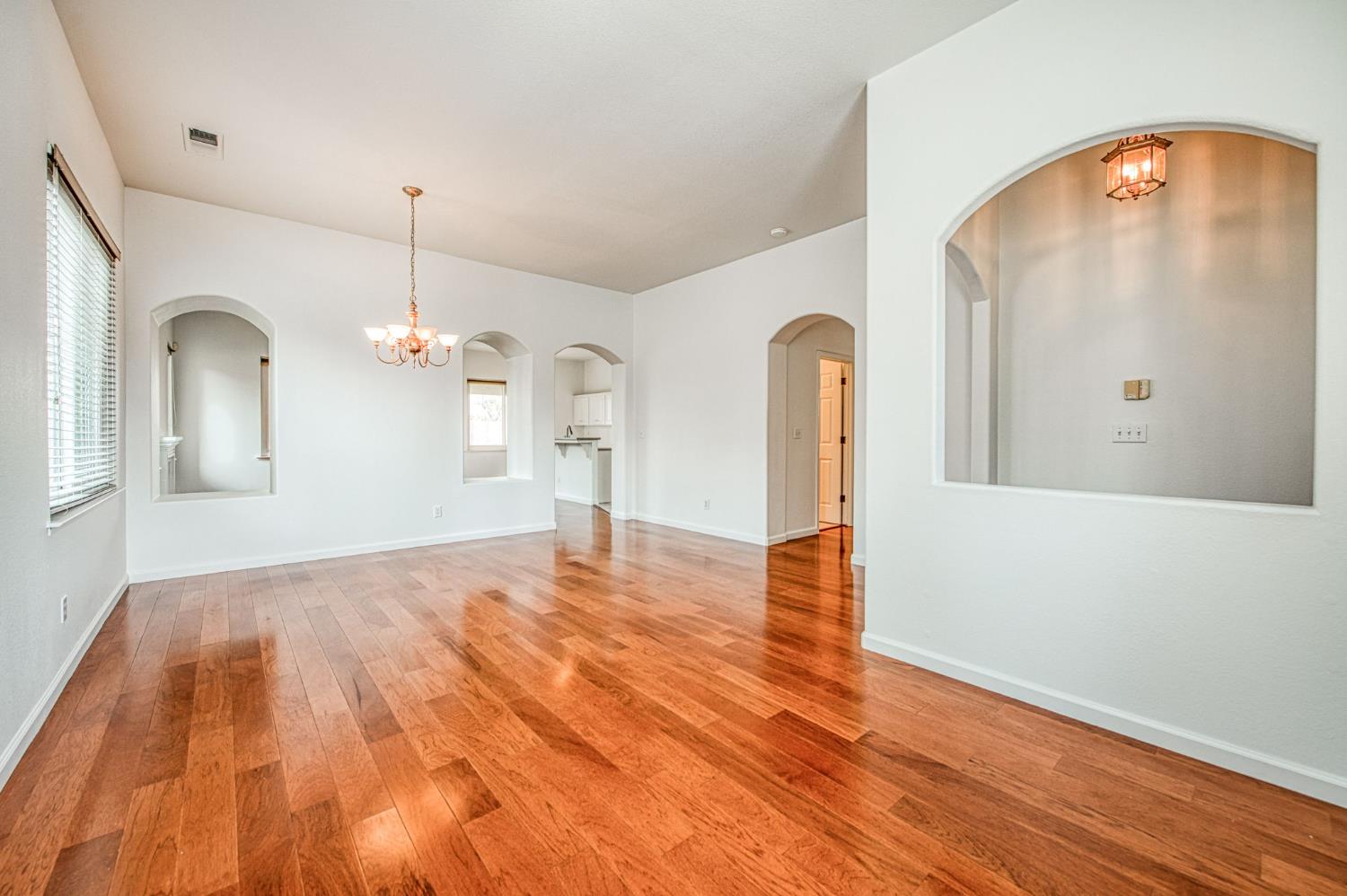 2404 E Pryor Dr, Fresno, CA 93720