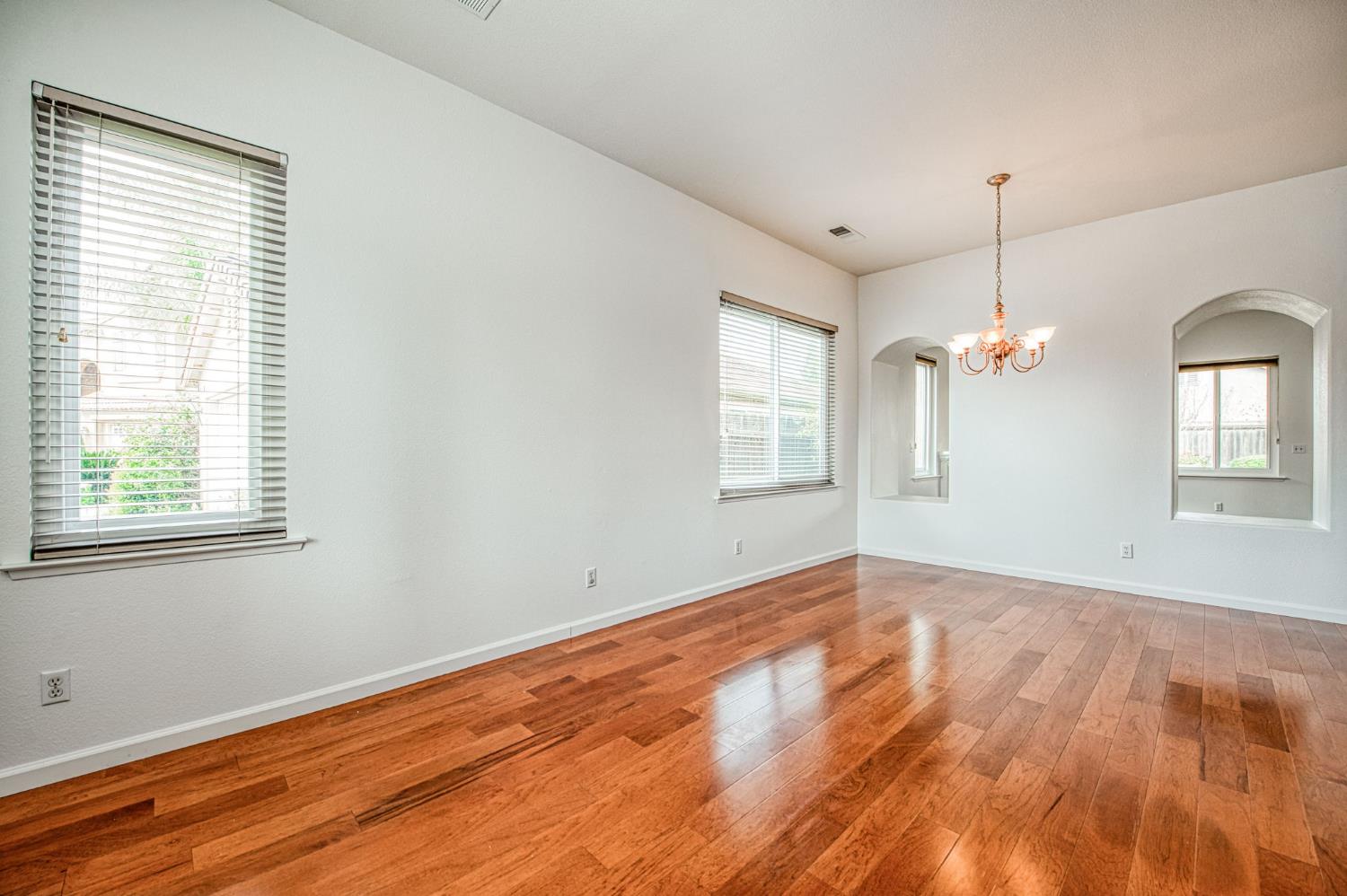 2404 E Pryor Dr, Fresno, CA 93720