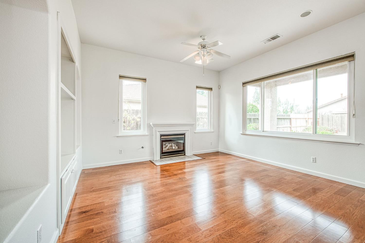 2404 E Pryor Dr, Fresno, CA 93720